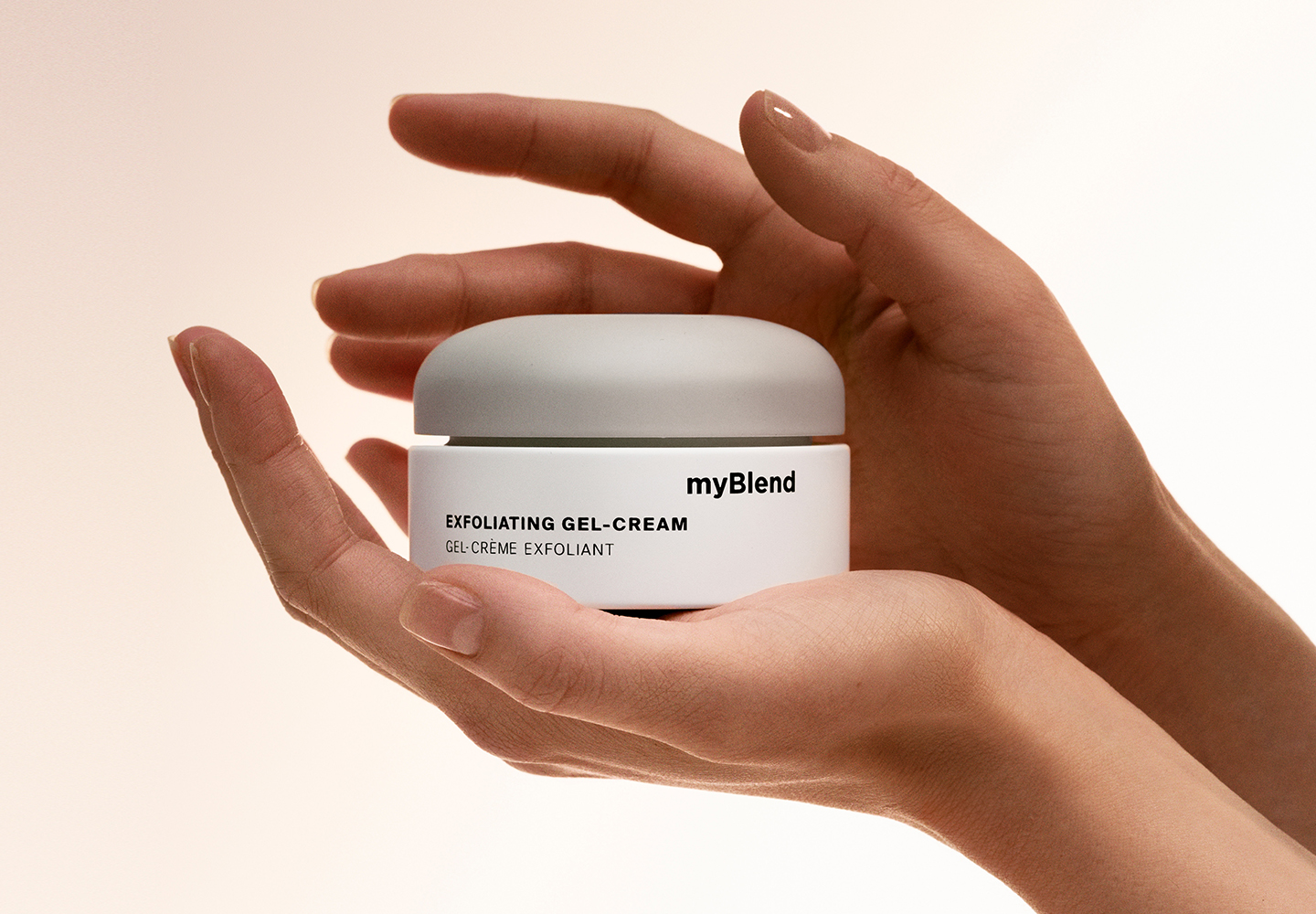 Gel-Crème à la double action exfoliante [mécanique + enzymatique] pour une peau instantanément nette, lisse et éclatante.