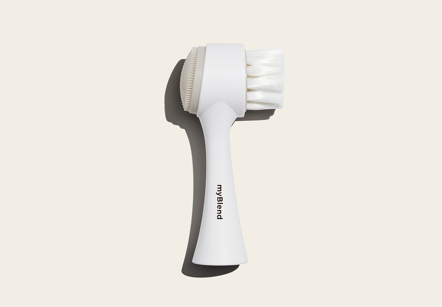 Une brosse pour le visage à double action : nettoyante et exfoliante.